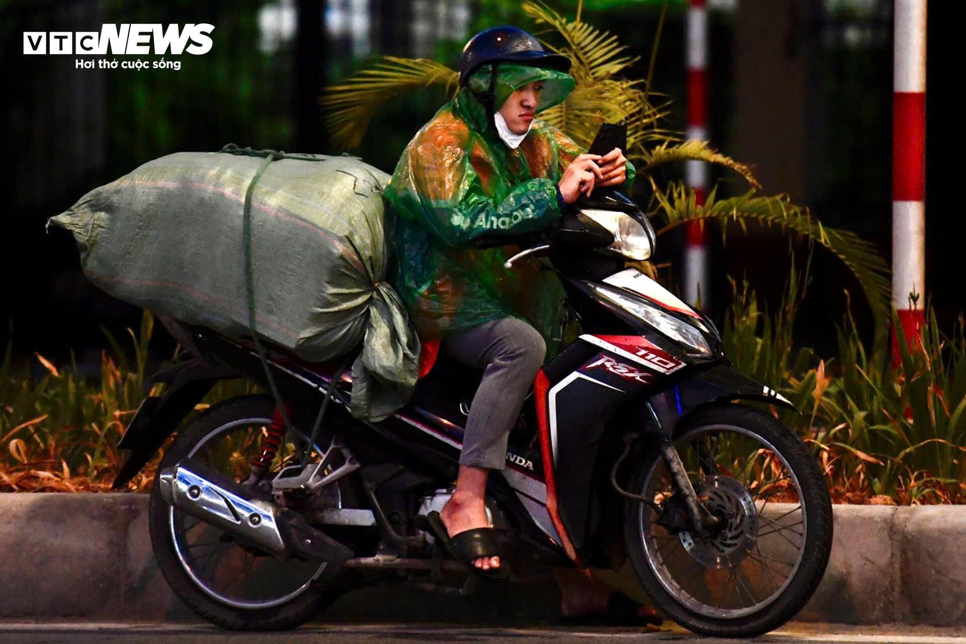Hà Nội đón ‘cơn mưa vàng’ sau những ngày nắng nóng- Ảnh 6.