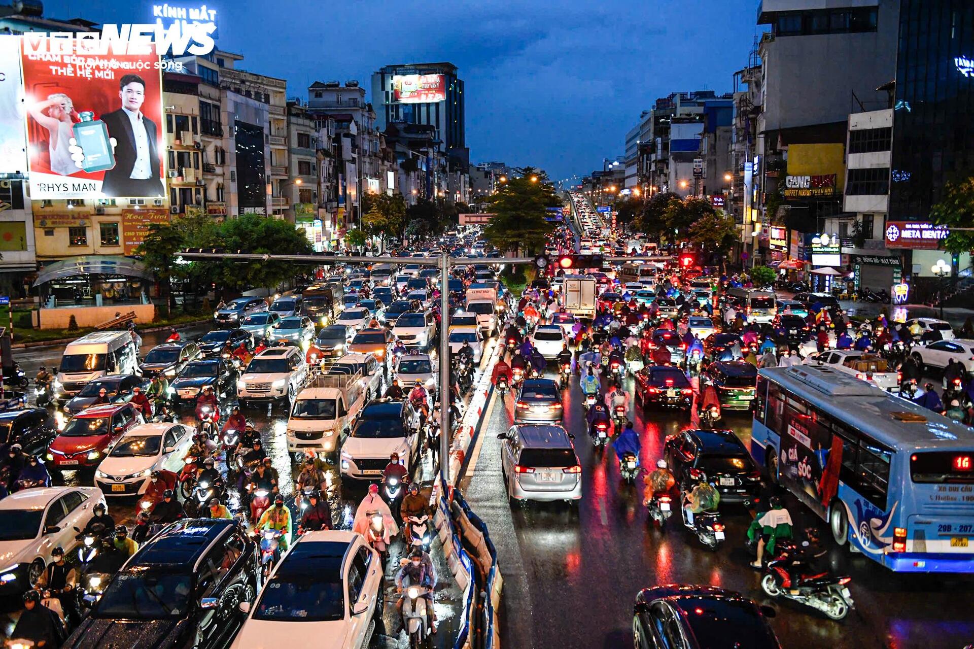 Hà Nội đón ‘cơn mưa vàng’ sau những ngày nắng nóng- Ảnh 7.