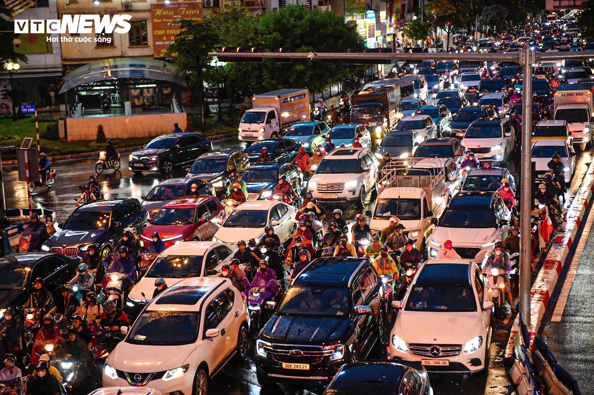 Hà Nội đón ‘cơn mưa vàng’ sau những ngày nắng nóng- Ảnh 8.