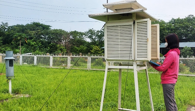 Thực hư thông tin Hà Nội nóng 61 độ C: Tại sao bản tin thời tiết dự báo nhiệt độ cao nhất là 40 độ C, mà cầm nhiệt kế ra đường lại đo được tận 61 độ?- Ảnh 7.