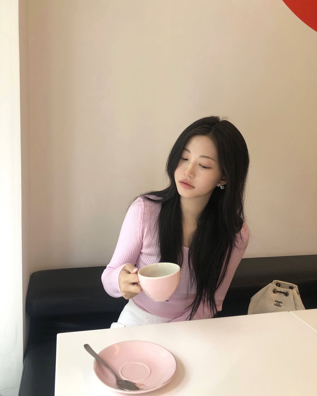 Sau nhiều năm đi làm, tôi nghiệm ra 3 bí quyết giúp da luôn đủ ẩm dù ngồi điều hòa cả ngày- Ảnh 2.