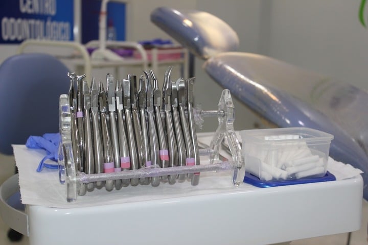 Bác sỹ già mắt kém nhổ răng khôn cho cô gái khâu nhầm lưỡi vào nướu- Ảnh 1.