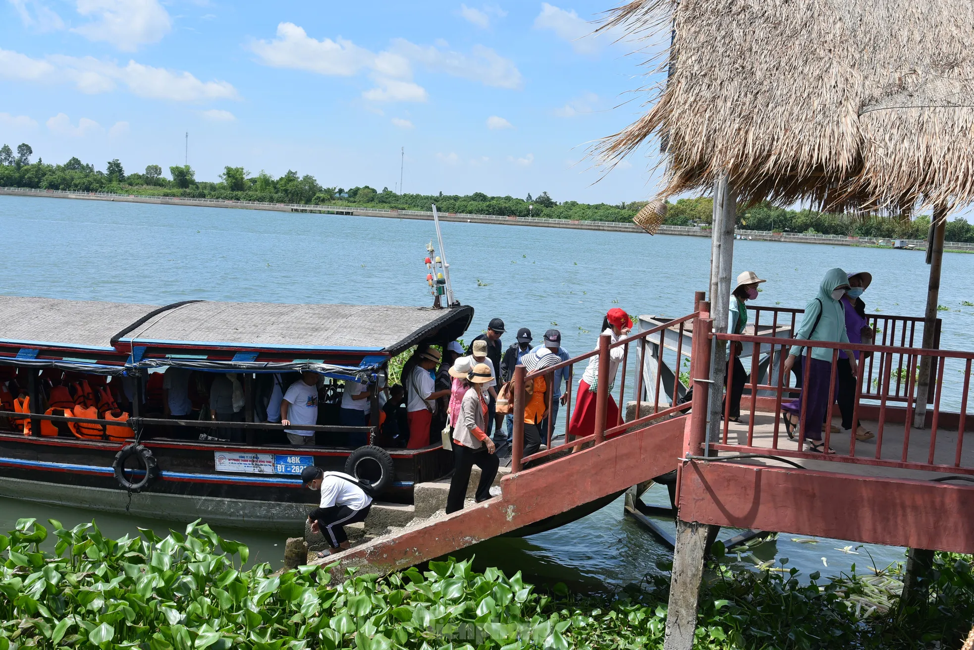 Du khách thỏa thích ăn mãi không hết đặc sản vùng cù lao- Ảnh 1.