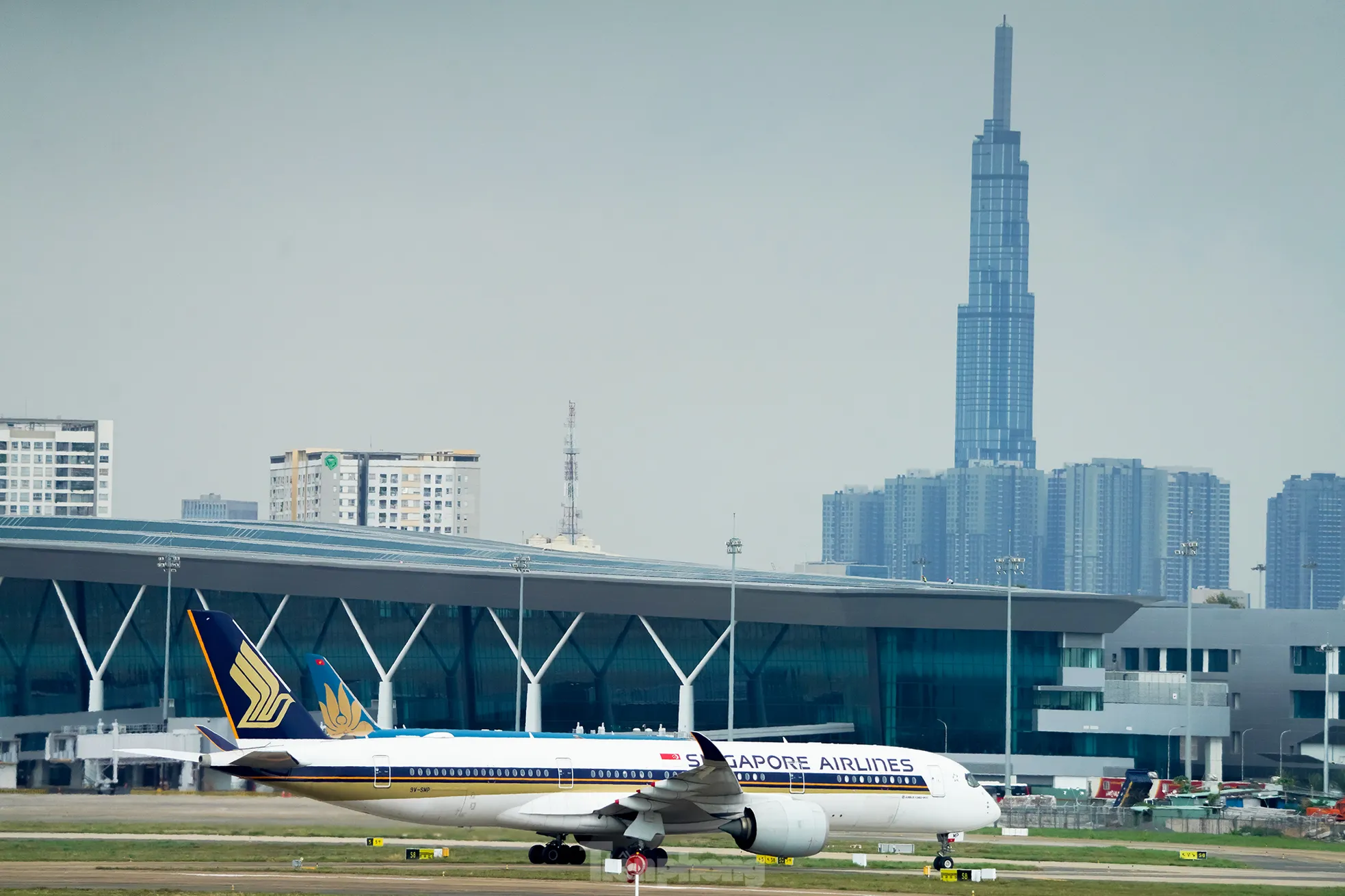 View đỉnh nóc vừa cà phê vừa săn 'chim sắt' ở Tân Sơn Nhất- Ảnh 8. View đỉnh nóc vừa cà phê vừa săn 'chim sắt' ở Tân Sơn Nhất- Ảnh 8.