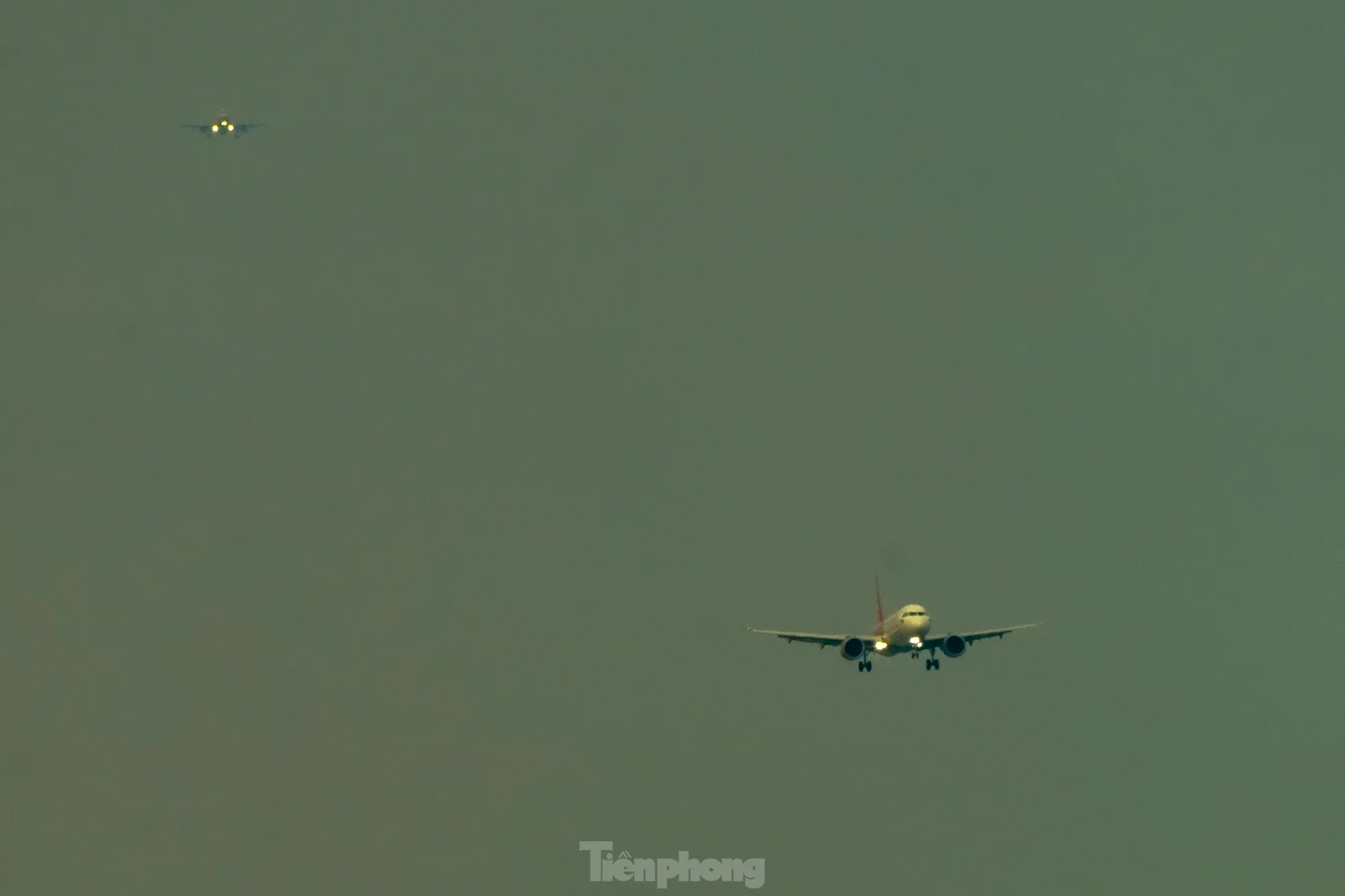 View đỉnh nóc vừa cà phê vừa săn 'chim sắt' ở Tân Sơn Nhất- Ảnh 5. View đỉnh nóc vừa cà phê vừa săn 'chim sắt' ở Tân Sơn Nhất- Ảnh 5.