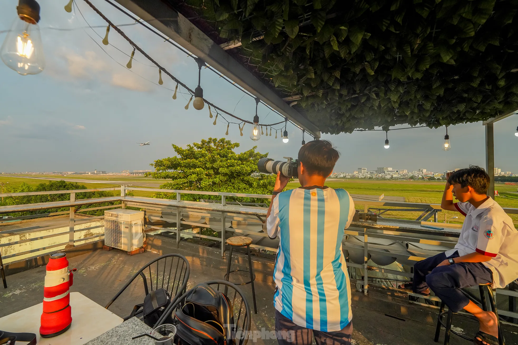 View đỉnh nóc vừa cà phê vừa săn 'chim sắt' ở Tân Sơn Nhất- Ảnh 2. View đỉnh nóc vừa cà phê vừa săn 'chim sắt' ở Tân Sơn Nhất- Ảnh 2.