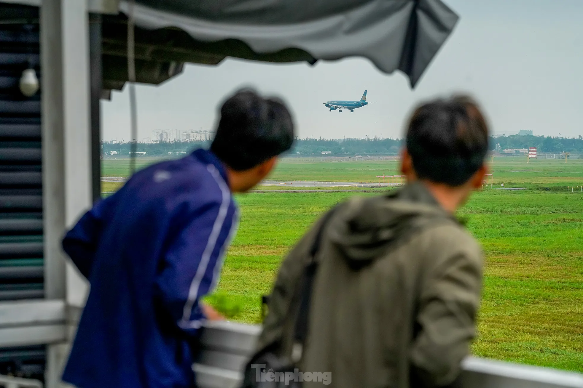 View đỉnh nóc vừa cà phê vừa săn 'chim sắt' ở Tân Sơn Nhất- Ảnh 4. View đỉnh nóc vừa cà phê vừa săn 'chim sắt' ở Tân Sơn Nhất- Ảnh 4.