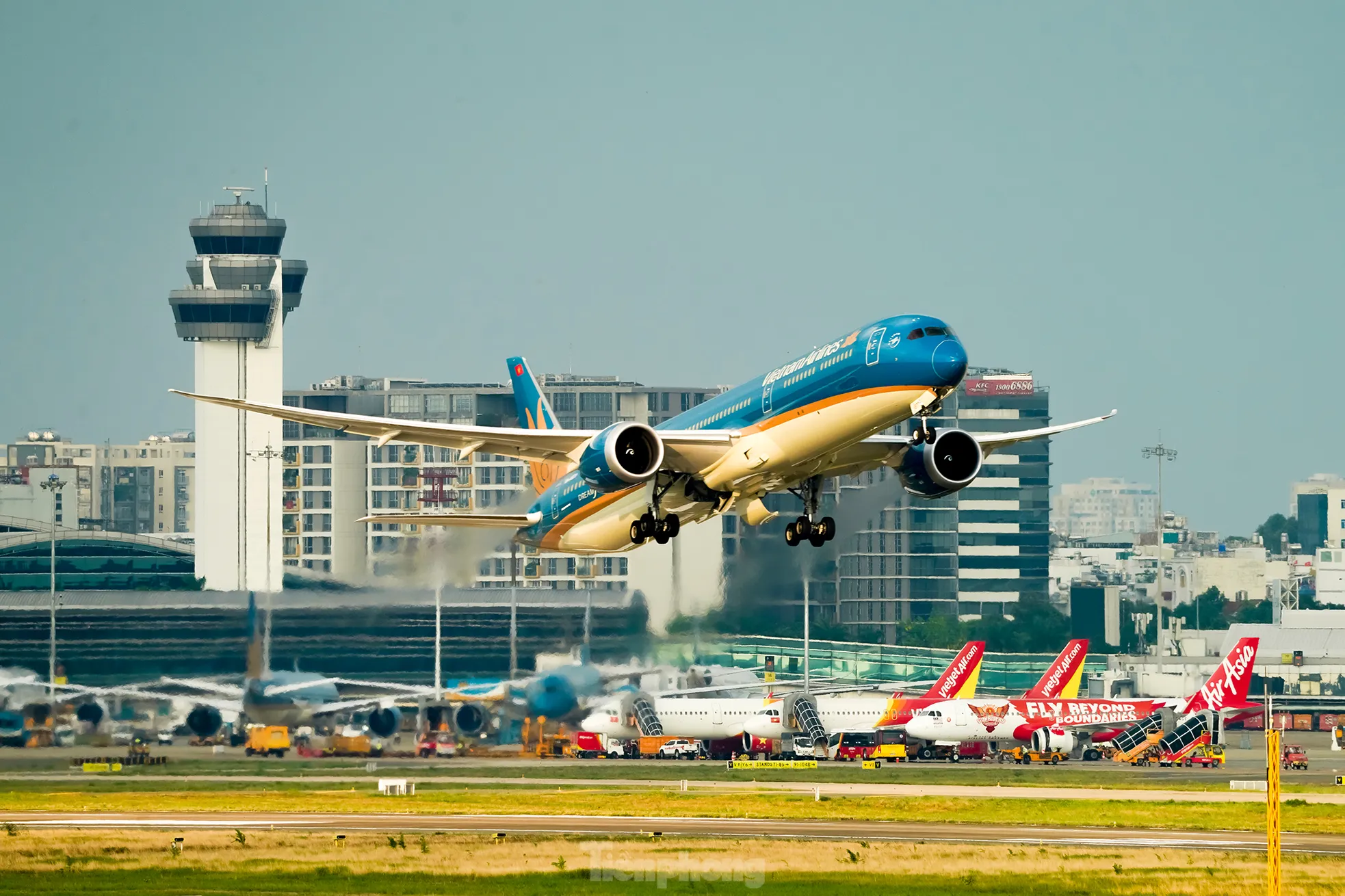 View đỉnh nóc vừa cà phê vừa săn 'chim sắt' ở Tân Sơn Nhất- Ảnh 1. View đỉnh nóc vừa cà phê vừa săn 'chim sắt' ở Tân Sơn Nhất- Ảnh 1.