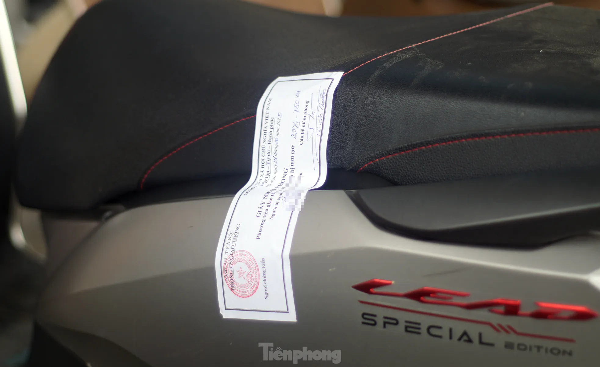 H&agrave; Nội: H&agrave;ng loạt t&agrave;i xế bị xử phạt v&igrave; "leo" xe m&aacute;y l&ecirc;n vỉa h&egrave;, đi ngược chiều- Ảnh 10.