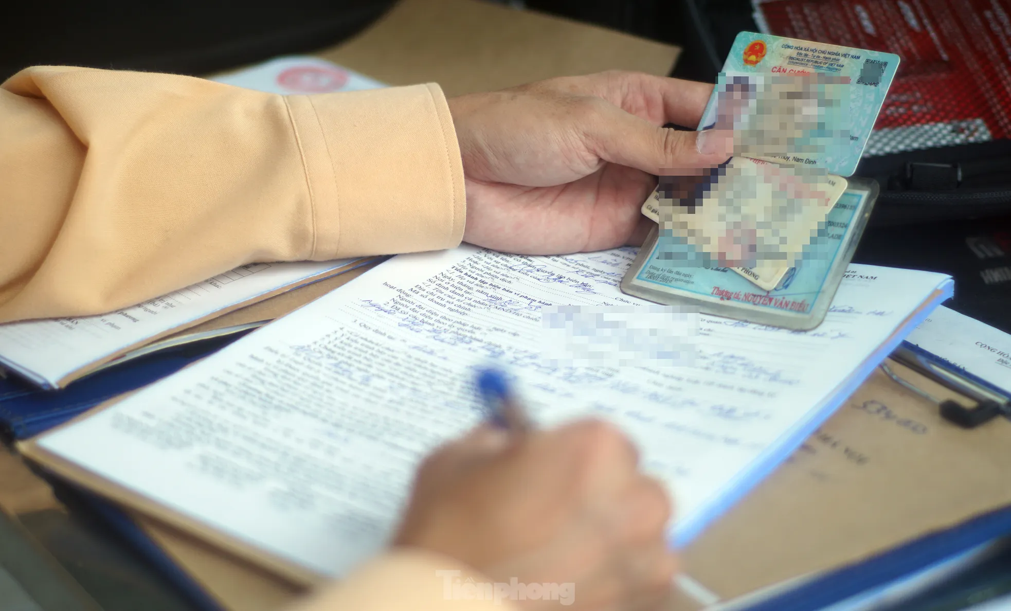 H&agrave; Nội: H&agrave;ng loạt t&agrave;i xế bị xử phạt v&igrave; "leo" xe m&aacute;y l&ecirc;n vỉa h&egrave;, đi ngược chiều- Ảnh 9.