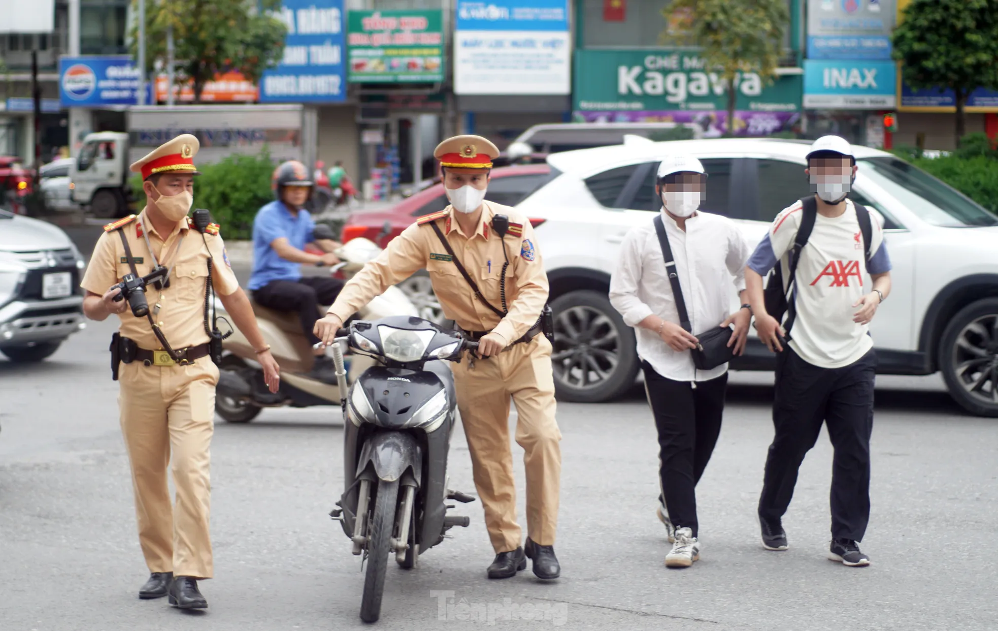 H&agrave; Nội: H&agrave;ng loạt t&agrave;i xế bị xử phạt v&igrave; "leo" xe m&aacute;y l&ecirc;n vỉa h&egrave;, đi ngược chiều- Ảnh 12.