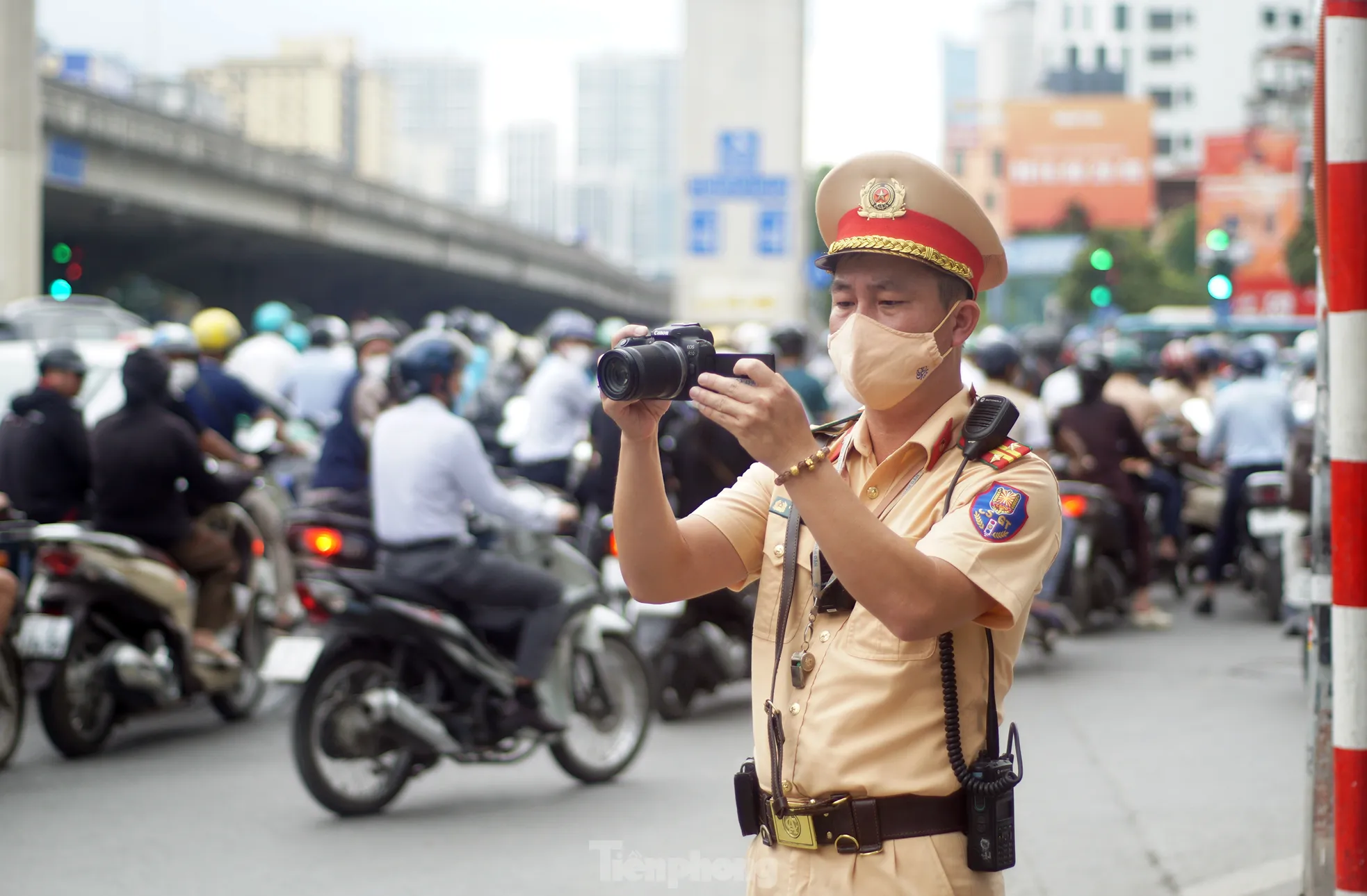 H&agrave; Nội: H&agrave;ng loạt t&agrave;i xế bị xử phạt v&igrave; "leo" xe m&aacute;y l&ecirc;n vỉa h&egrave;, đi ngược chiều- Ảnh 1.