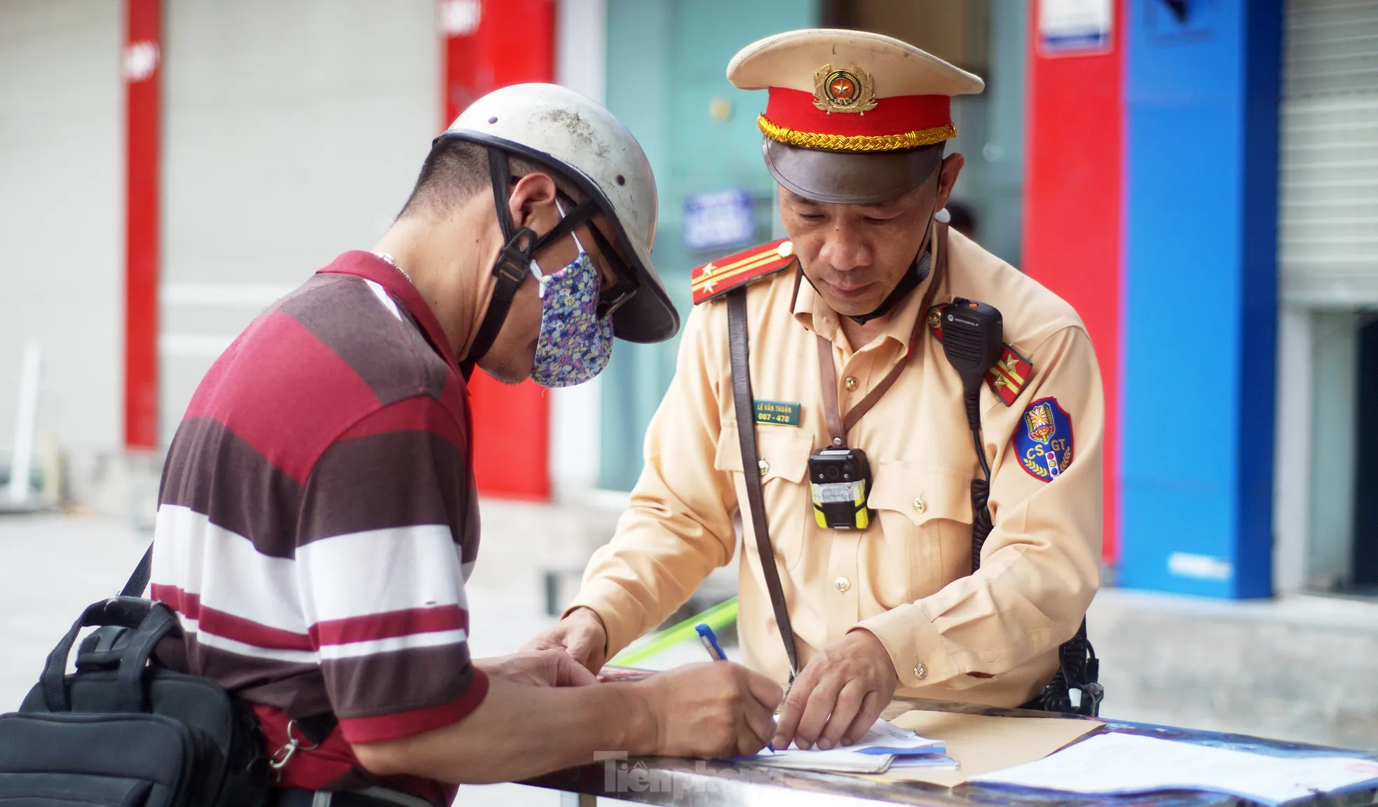 H&agrave; Nội: H&agrave;ng loạt t&agrave;i xế bị xử phạt v&igrave; "leo" xe m&aacute;y l&ecirc;n vỉa h&egrave;, đi ngược chiều- Ảnh 13.