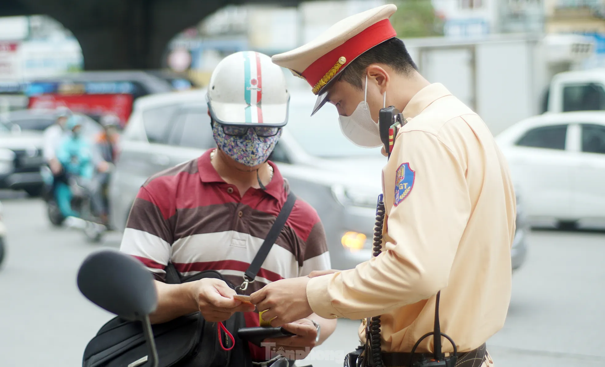 H&agrave; Nội: H&agrave;ng loạt t&agrave;i xế bị xử phạt v&igrave; "leo" xe m&aacute;y l&ecirc;n vỉa h&egrave;, đi ngược chiều- Ảnh 14.