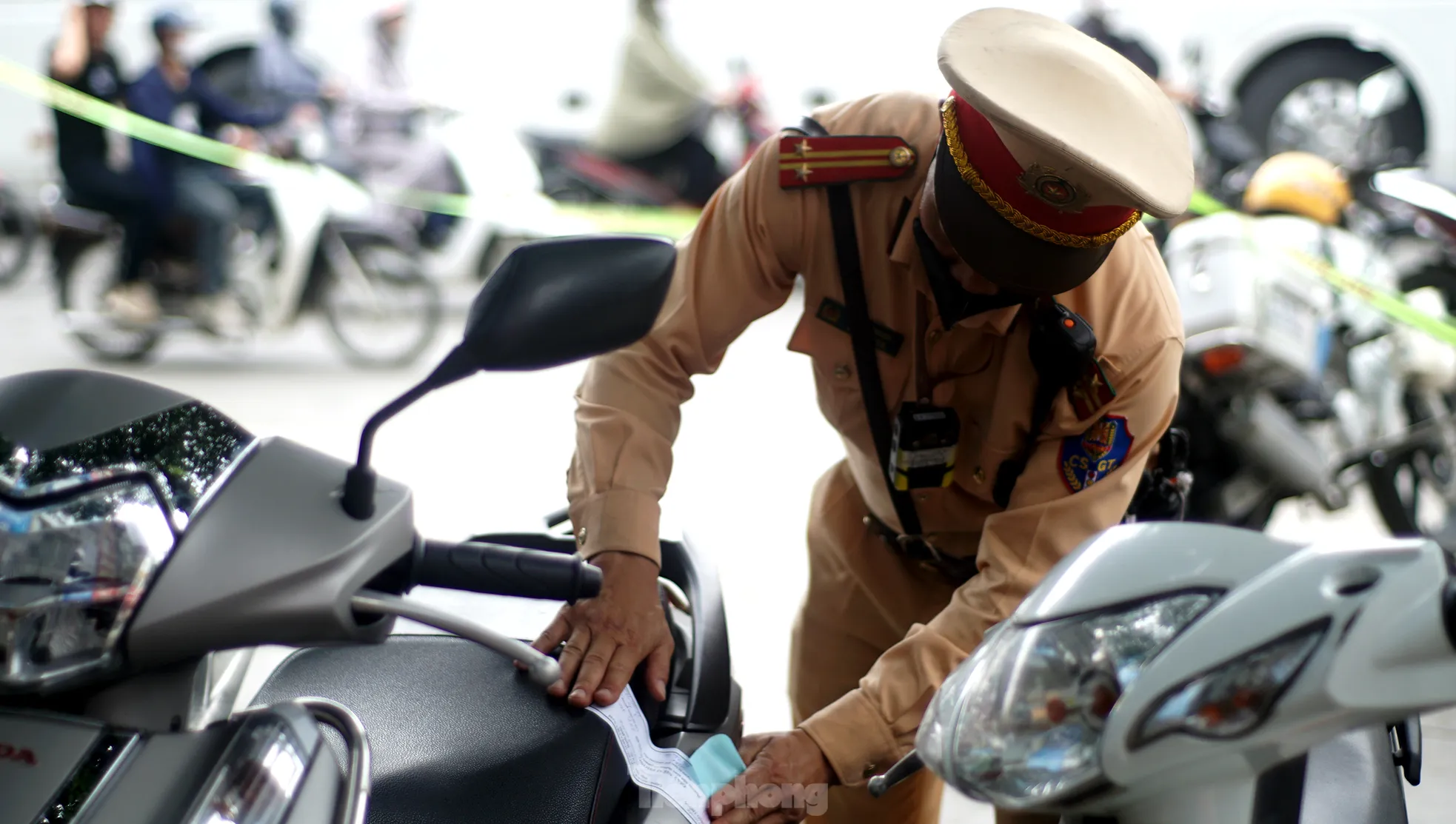 H&agrave; Nội: H&agrave;ng loạt t&agrave;i xế bị xử phạt v&igrave; "leo" xe m&aacute;y l&ecirc;n vỉa h&egrave;, đi ngược chiều- Ảnh 11.