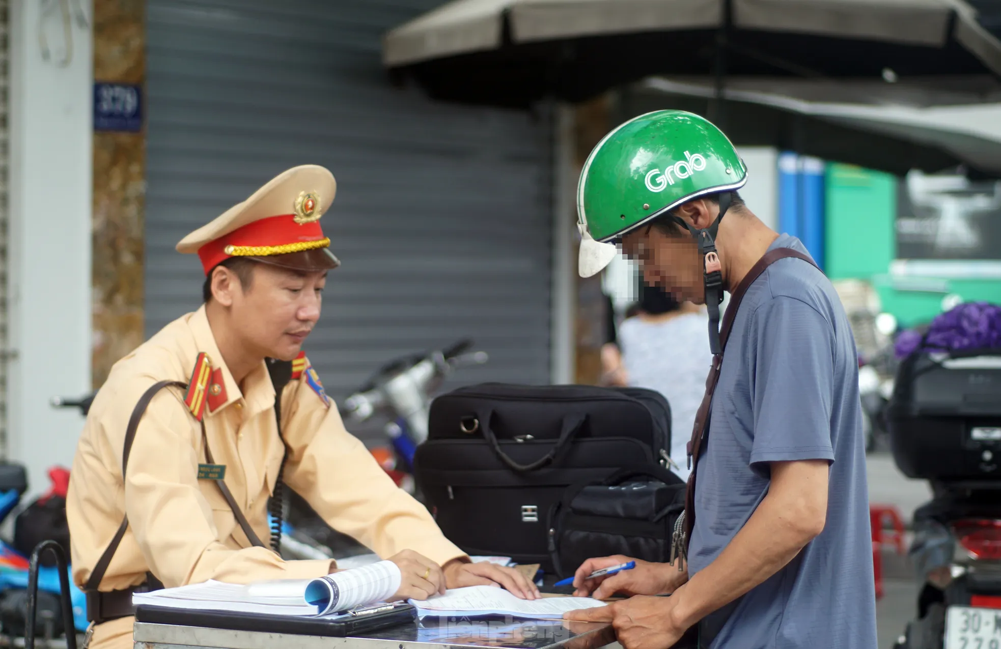 H&agrave; Nội: H&agrave;ng loạt t&agrave;i xế bị xử phạt v&igrave; "leo" xe m&aacute;y l&ecirc;n vỉa h&egrave;, đi ngược chiều- Ảnh 6.