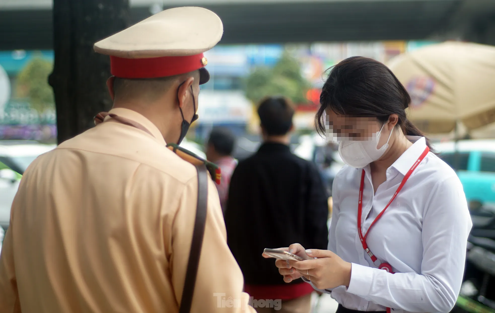 H&agrave; Nội: H&agrave;ng loạt t&agrave;i xế bị xử phạt v&igrave; "leo" xe m&aacute;y l&ecirc;n vỉa h&egrave;, đi ngược chiều- Ảnh 8.