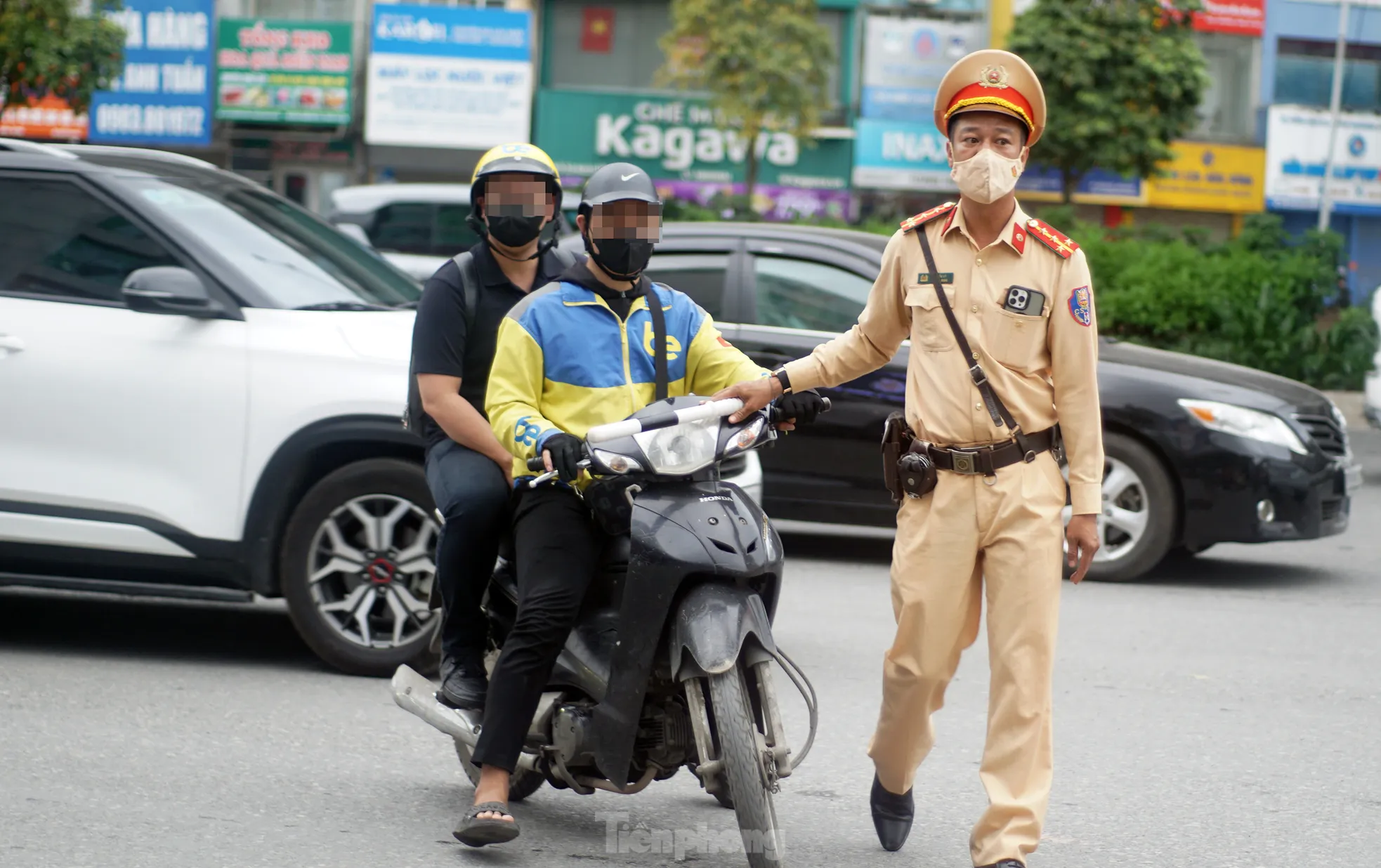 H&agrave; Nội: H&agrave;ng loạt t&agrave;i xế bị xử phạt v&igrave; "leo" xe m&aacute;y l&ecirc;n vỉa h&egrave;, đi ngược chiều- Ảnh 3.