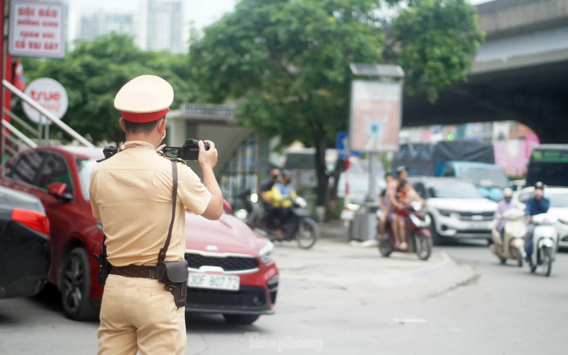 H&agrave; Nội: H&agrave;ng loạt t&agrave;i xế bị xử phạt v&igrave; "leo" xe m&aacute;y l&ecirc;n vỉa h&egrave;, đi ngược chiều- Ảnh 2.