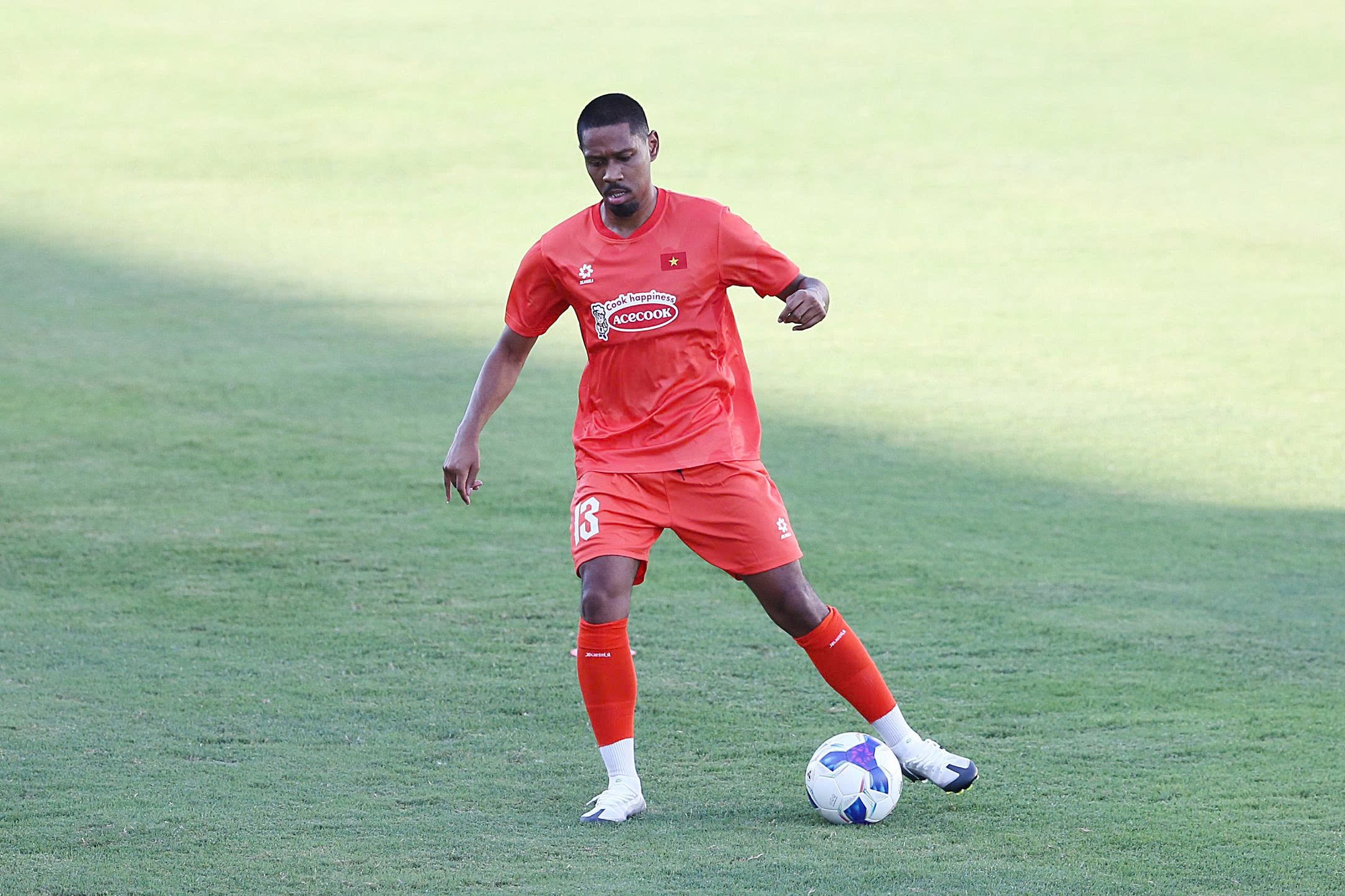 C&ocirc;ng Phượng b&aacute;o tin cực vui; HLV Kim Sang-sik l&ecirc;n kế hoạch mới với cầu thủ Việt kiều gi&aacute; 15 tỷ?- Ảnh 2.