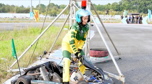 Á hậu Quỳnh Anh va chạm mạnh trên đường đua xe- Ảnh 1.