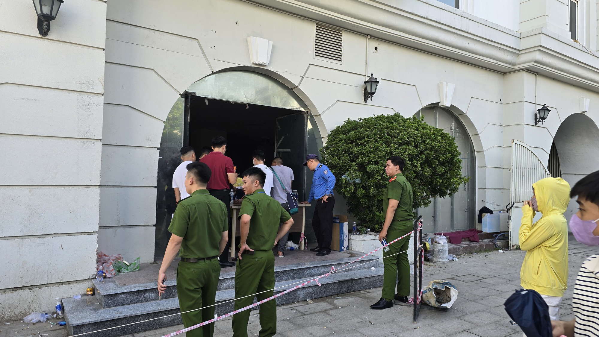 Thức trắng đêm xếp hàng, đánh nhau để giành suất nộp hồ sơ mua nhà ở xã hội- Ảnh 7.
