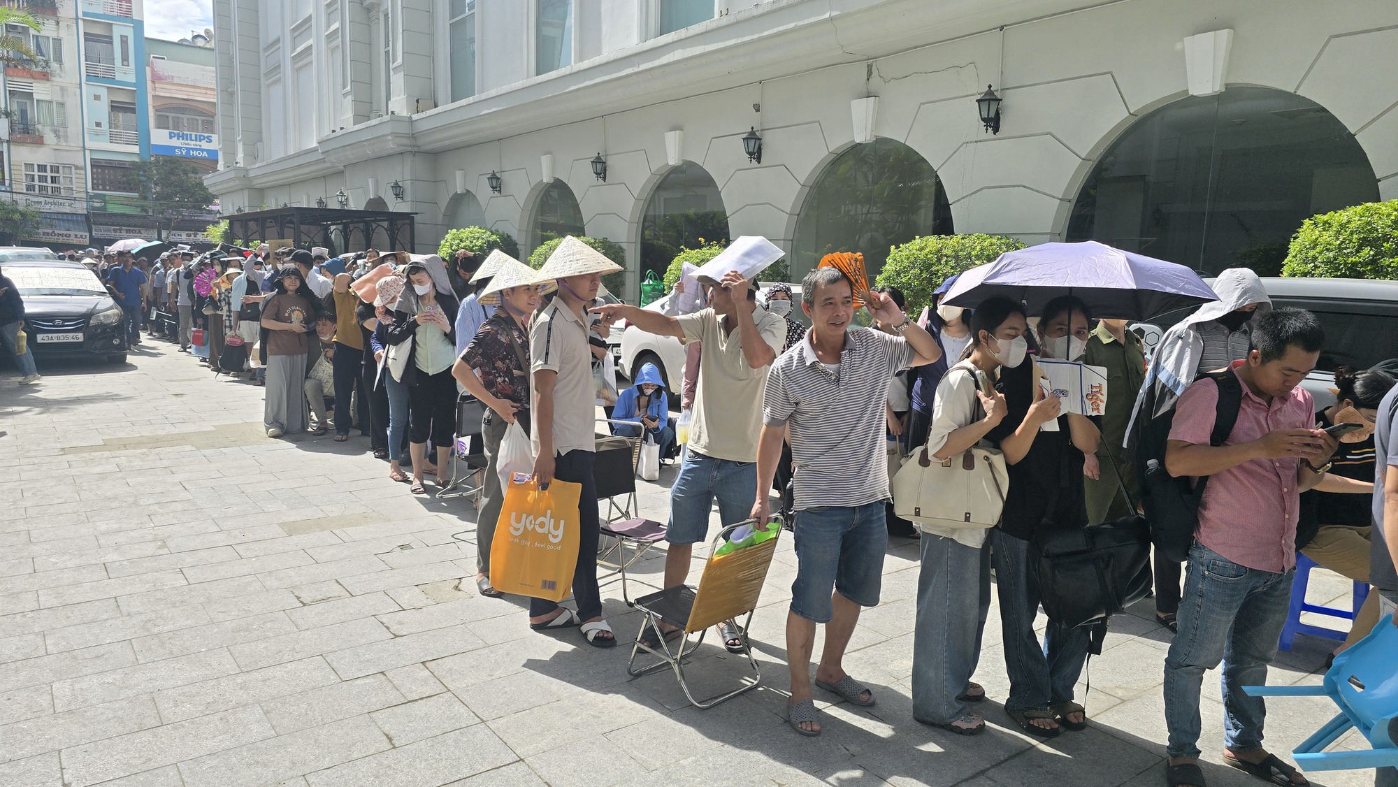 Thức trắng đêm xếp hàng, đánh nhau để giành suất nộp hồ sơ mua nhà ở xã hội- Ảnh 4.