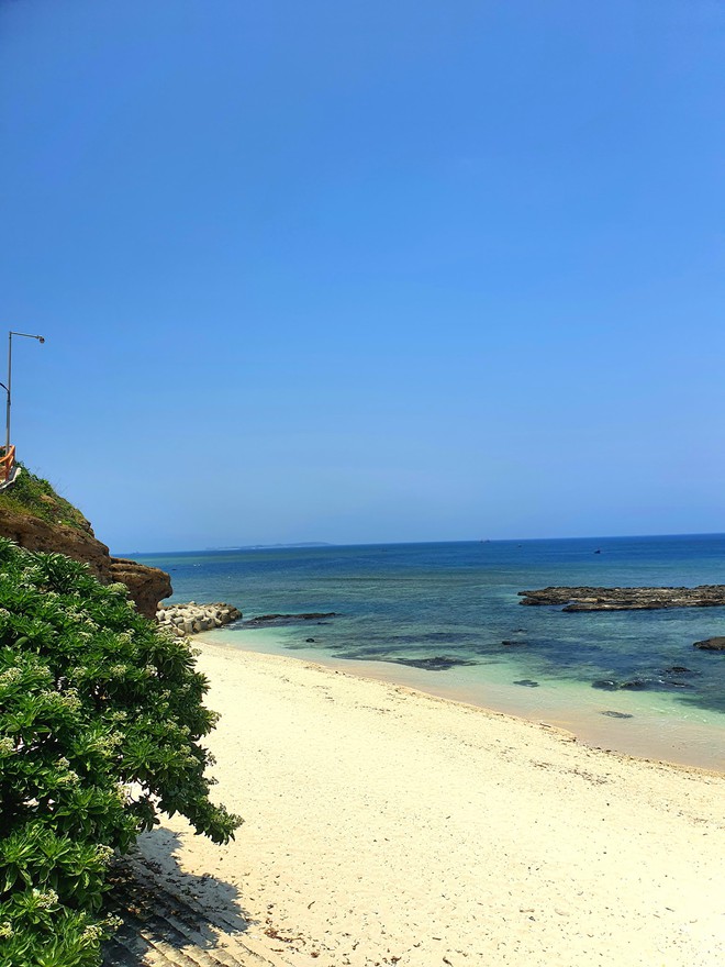 Nơi là tàn tích của núi lửa, có biển hoang sơ, du khách nhận xét: "Đẹp như thiên đường, phải đi vài lần!"- Ảnh 3.
