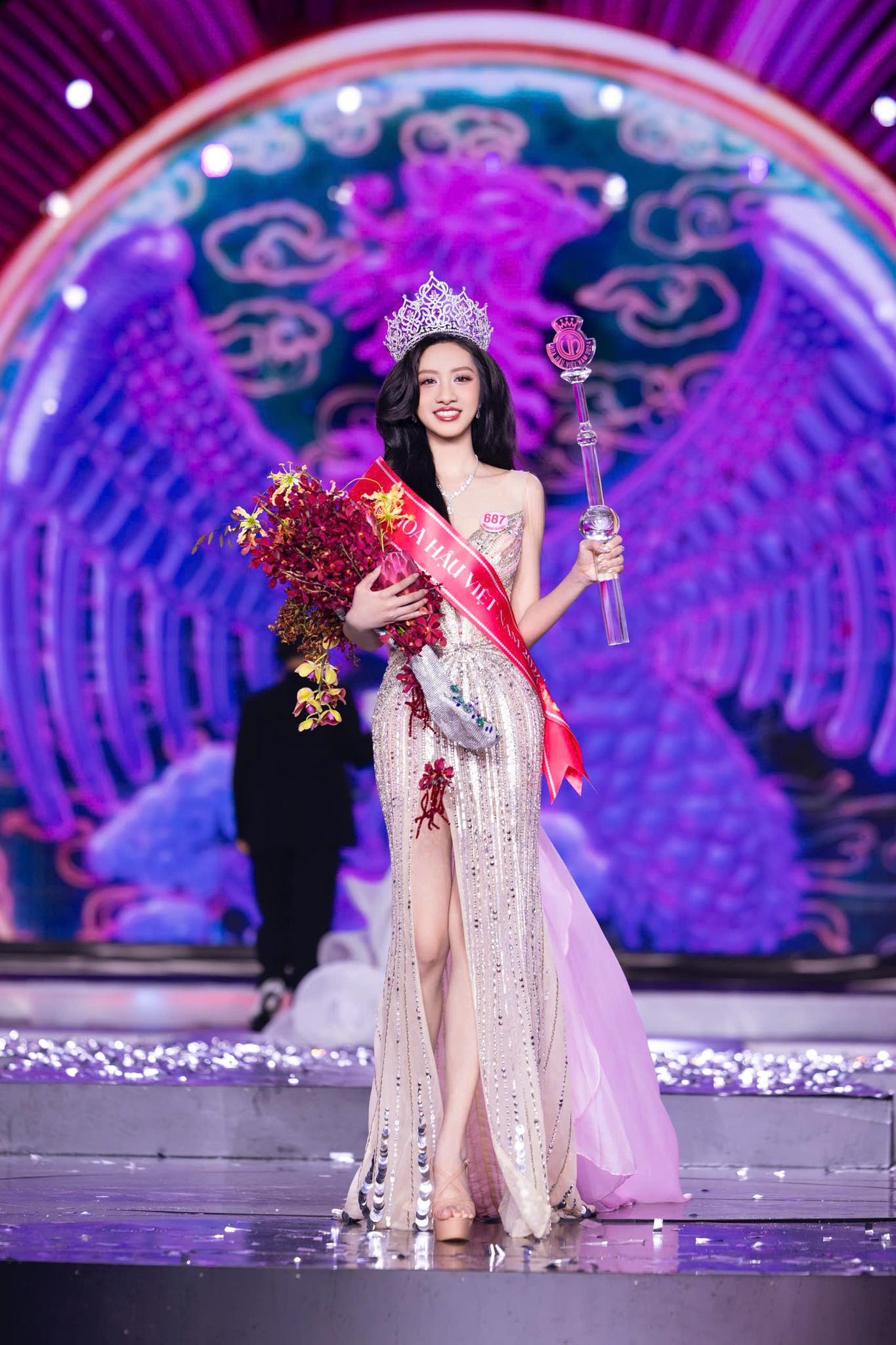 Không gian sống ở Phú Yên của Hoa hậu Hà Trúc Linh: Căn nhà bình dị nhưng kín giấy khen- Ảnh 1.