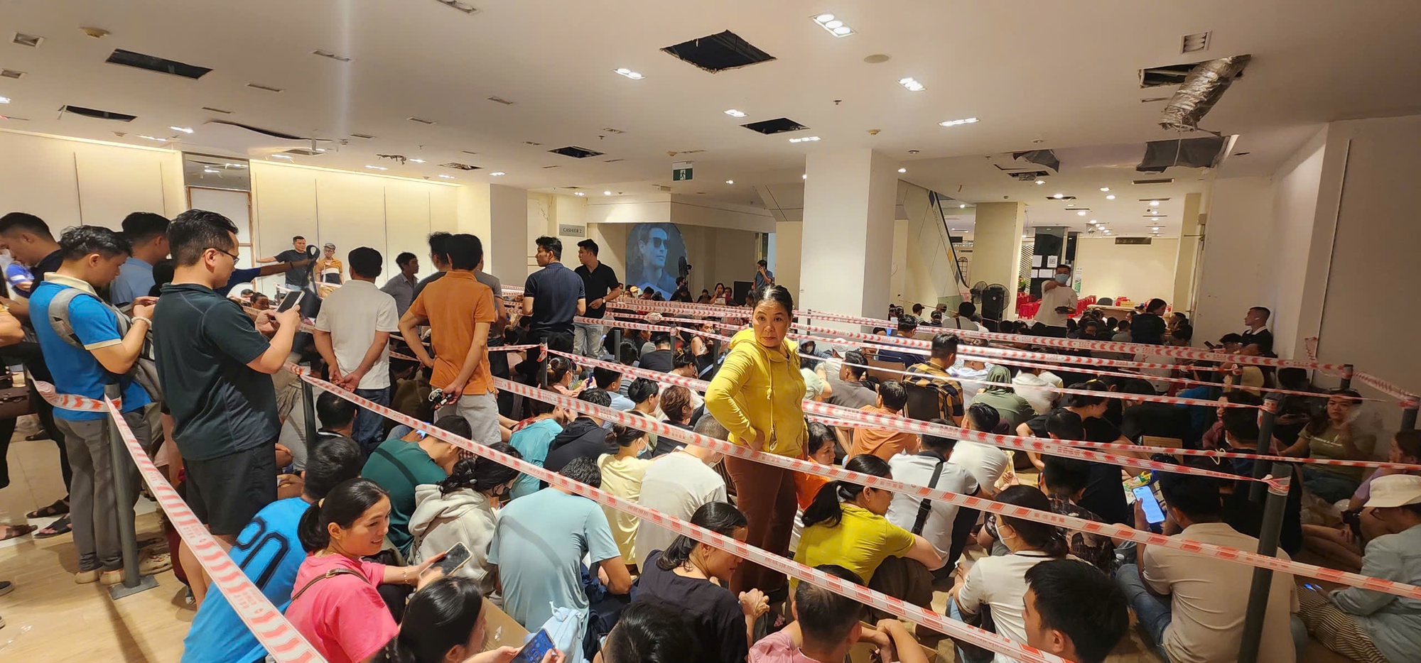 Thức trắng đêm xếp hàng, đánh nhau để giành suất nộp hồ sơ mua nhà ở xã hội- Ảnh 1.