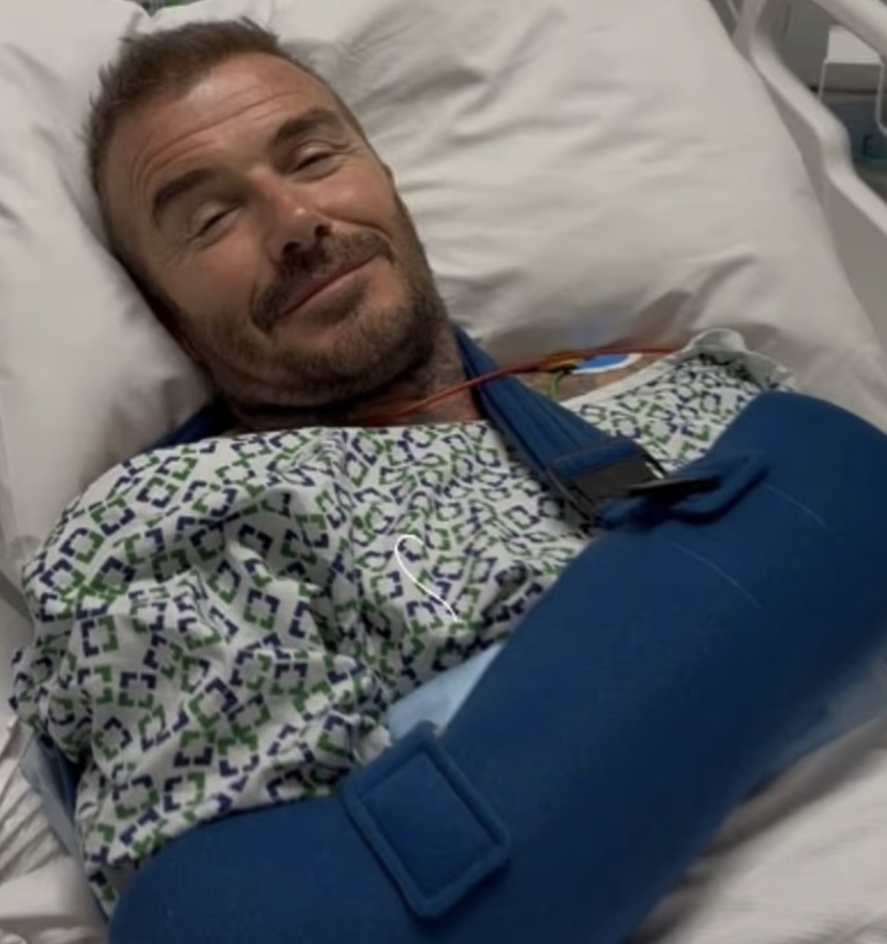 "Thương binh" David Beckham đến sân cổ vũ Inter Miami và Messi- Ảnh 2.