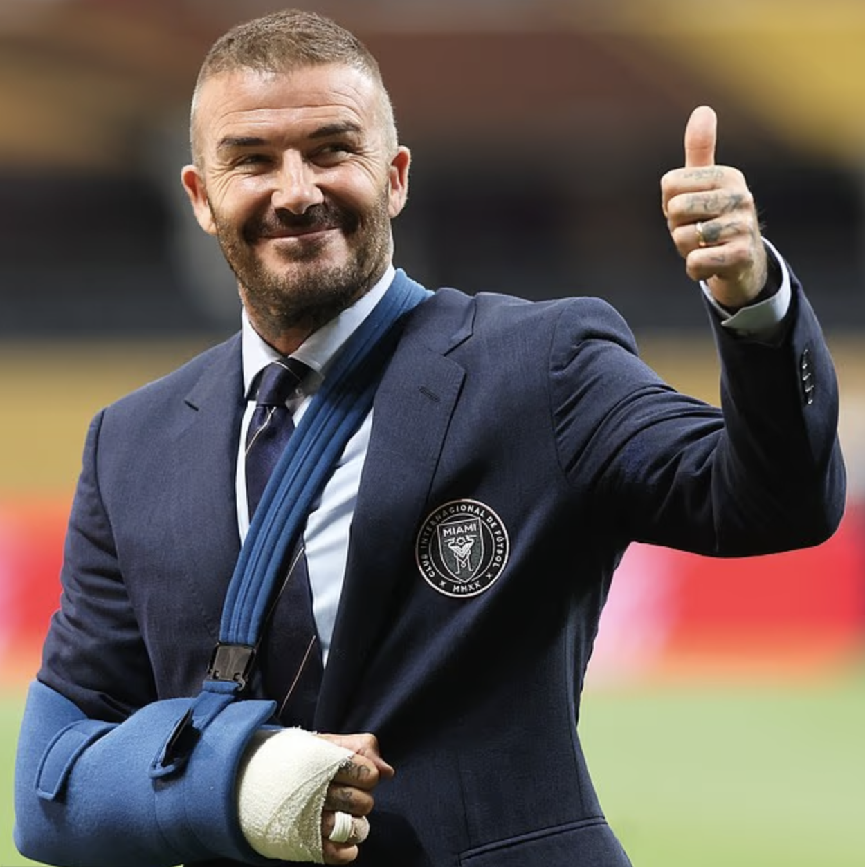 "Thương binh" David Beckham đến sân cổ vũ Inter Miami và Messi- Ảnh 3.