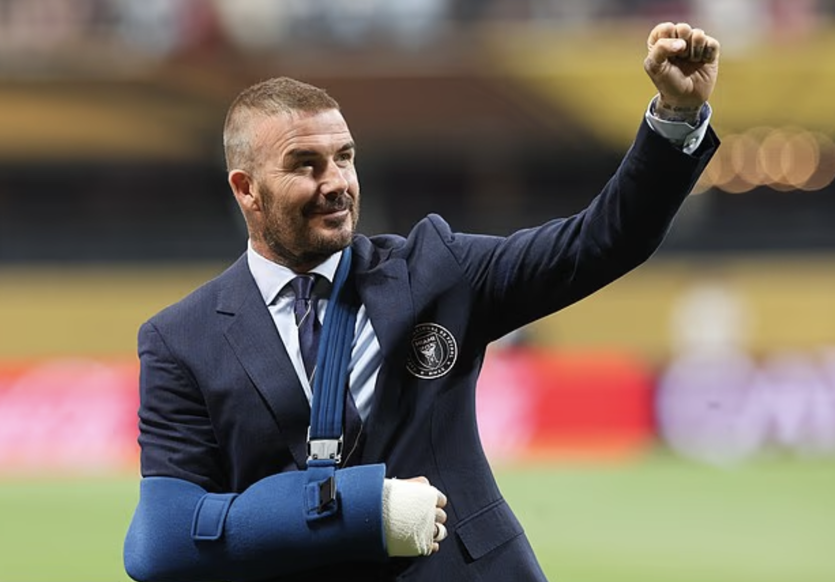 "Thương binh" David Beckham đến sân cổ vũ Inter Miami và Messi- Ảnh 1.