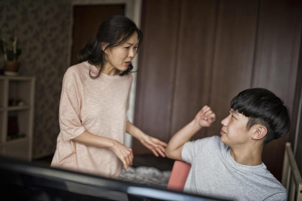 Hai cha con ăn một bát mì, vừa quay lưng đi, chủ quán thốt lên: "Ông bố này chắc chẳng vào nổi viện dưỡng lão!"- Ảnh 2.