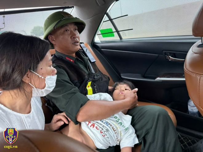 Cháu bé 7 tuổi lên cơn co giật, bất tỉnh trên xe khách và hành động “nhanh như chớp” của chiến sĩ CSGT- Ảnh 2. Cháu bé 7 tuổi lên cơn co giật, bất tỉnh trên xe khách và hành động “nhanh như chớp” của chiến sĩ CSGT- Ảnh 2.