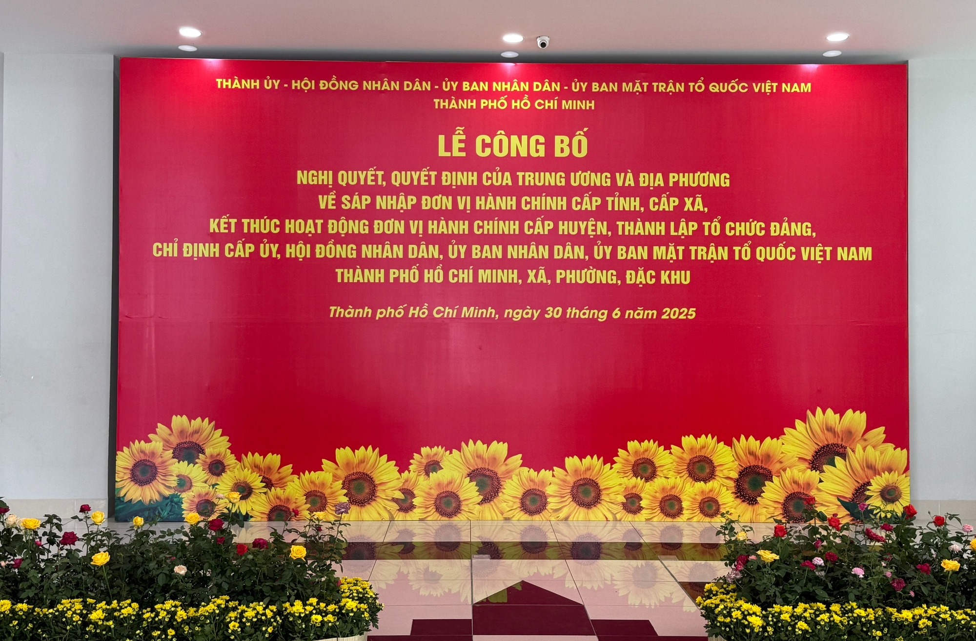 8 giờ sáng nay diễn ra Lễ công bố thành lập TP HCM mới- Ảnh 1.