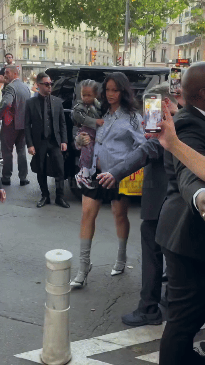 Rihanna cầm túi gây tranh cãi- Ảnh 1.