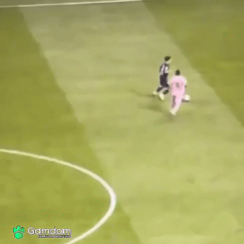 Video: Messi hai lần đấm hụt đàn em của Ronaldo, fan bất bình vì hành động xấu- Ảnh 1.