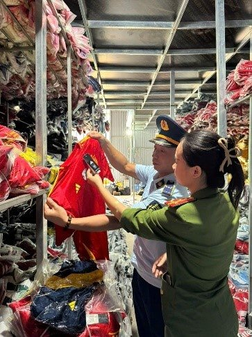 Công an khởi tố chủ kho hàng kinh doanh Hà Nội, phát hiện hơn 35.000 hàng giả, trị giá hơn 6 tỷ đồng- Ảnh 2.