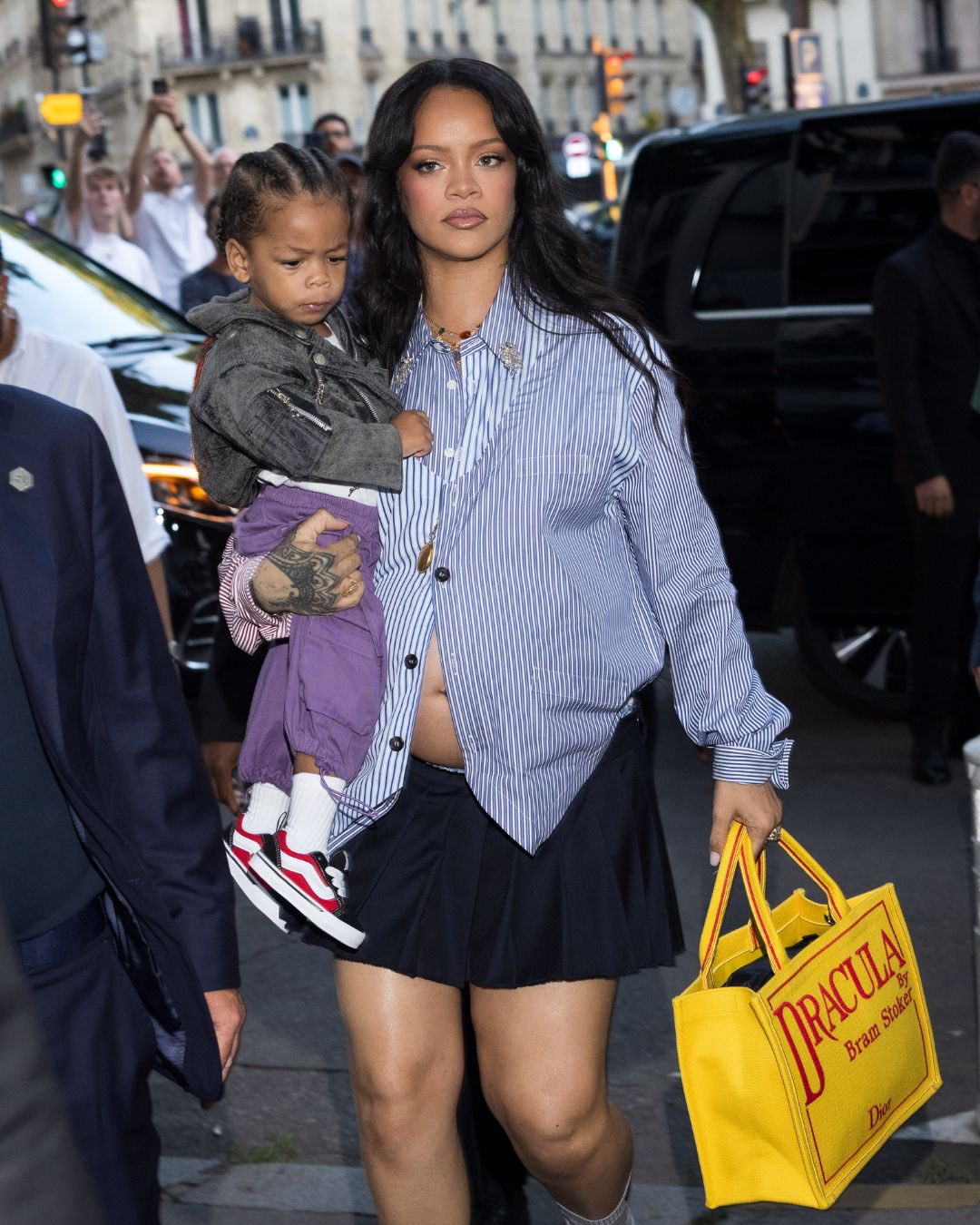 Rihanna cầm túi gây tranh cãi- Ảnh 3.