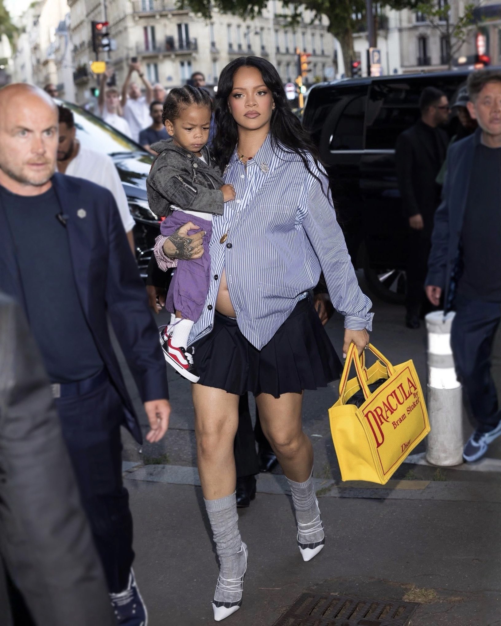 Rihanna cầm túi gây tranh cãi- Ảnh 2.