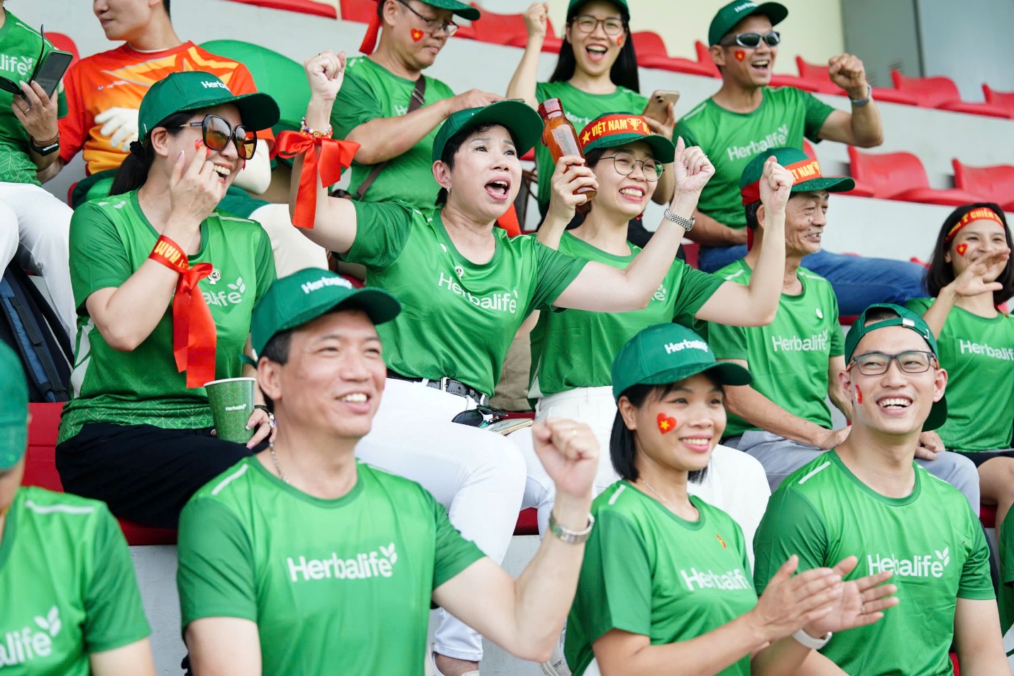 Các cổ động viên của Herbalife Việt Nam góp phần truyền cảm hứng và niềm tin cho những cô gái vàng của Bóng đá Việt Nam- Ảnh 1.