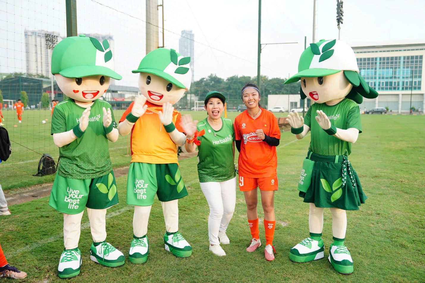 Các cổ động viên của Herbalife Việt Nam góp phần truyền cảm hứng và niềm tin cho những cô gái vàng của Bóng đá Việt Nam- Ảnh 2.