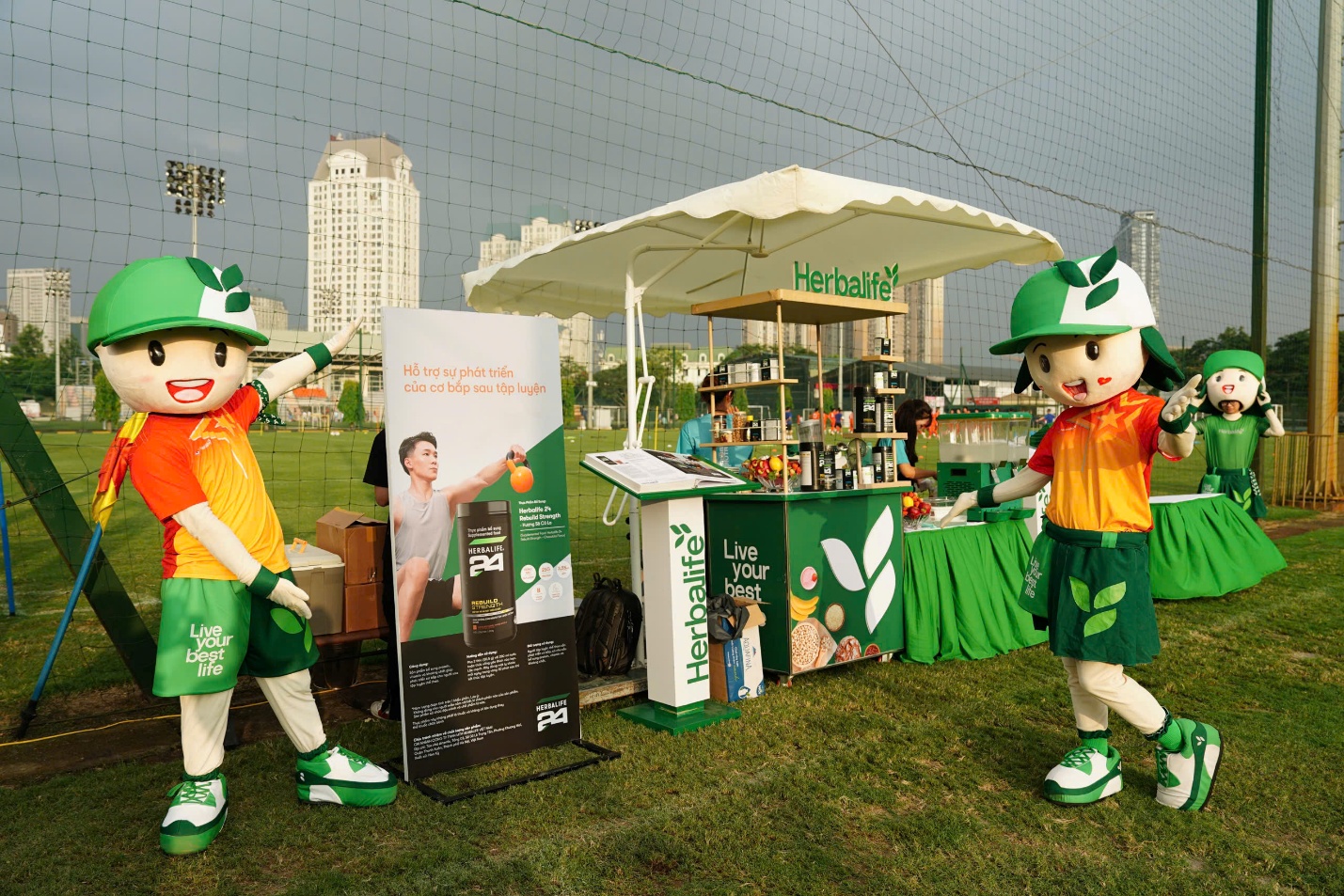 Các cổ động viên của Herbalife Việt Nam góp phần truyền cảm hứng và niềm tin cho những cô gái vàng của Bóng đá Việt Nam- Ảnh 3.