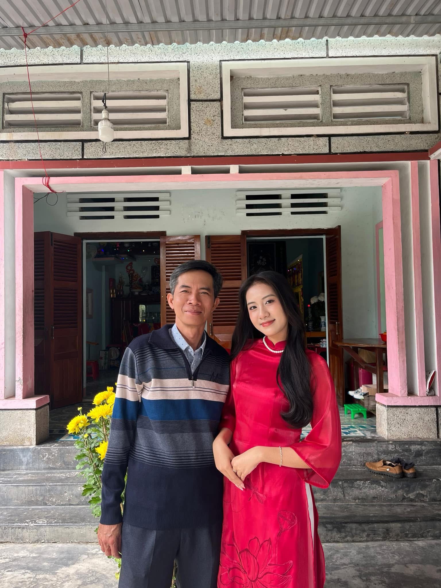 Không gian sống ở Phú Yên của Hoa hậu Hà Trúc Linh: Căn nhà bình dị nhưng kín giấy khen- Ảnh 5.