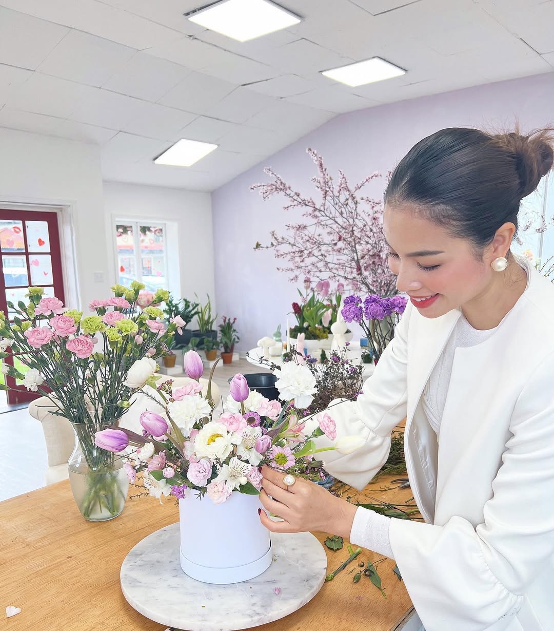 Phạm Hương ở Mỹ: Chi tiền triệu cắm hoa vẫn phải nhờ tới thứ này để nhà cửa thơm ngát- Ảnh 2.