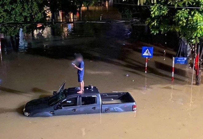 TP Thái Nguyên ngập sâu, nhiều ô tô chết máy giữa "biển nước"- Ảnh 1.
