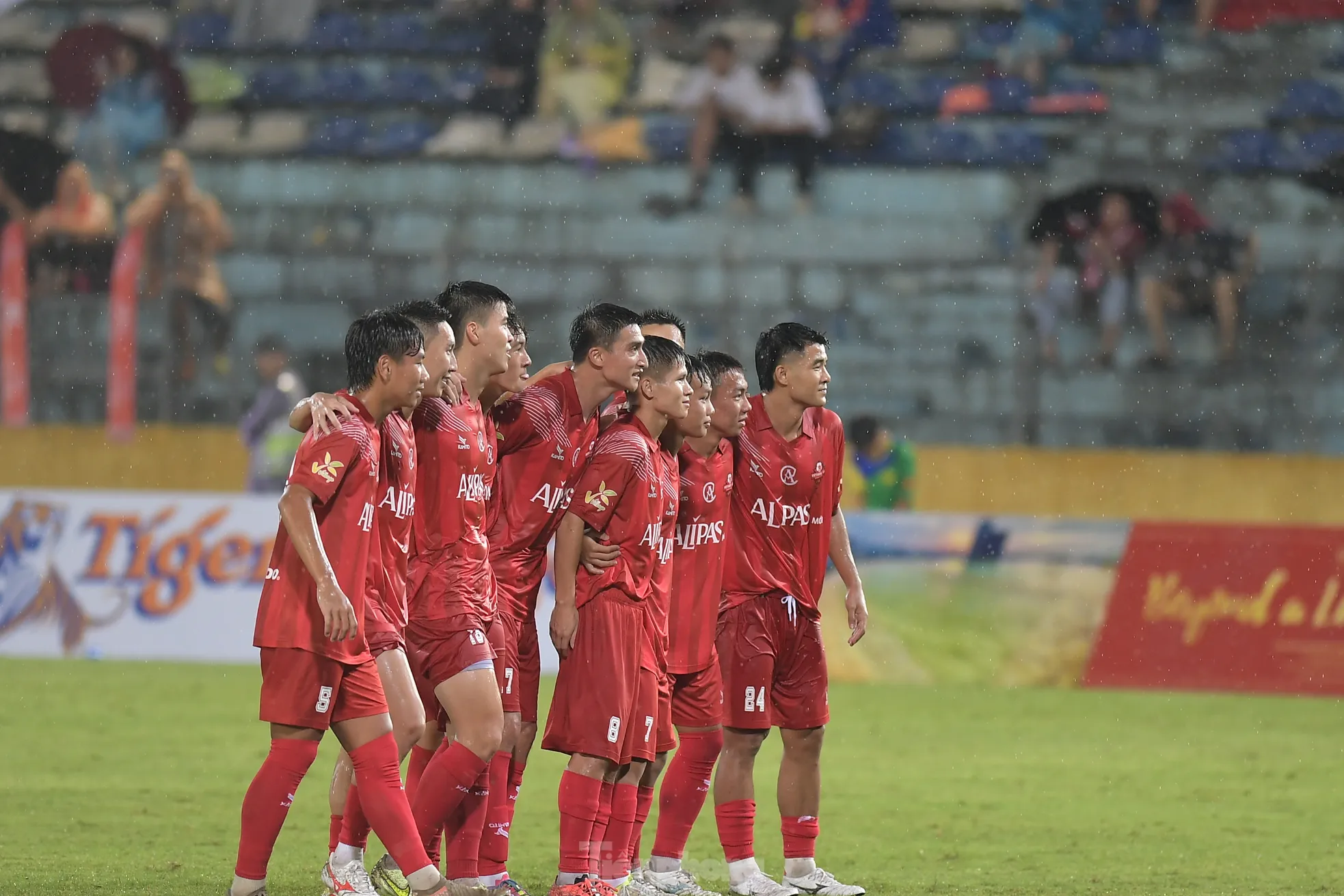 Văn Quyết lập cú đúp, giúp Việt Nam All Stars đánh bại các huyền thoại MU- Ảnh 13.