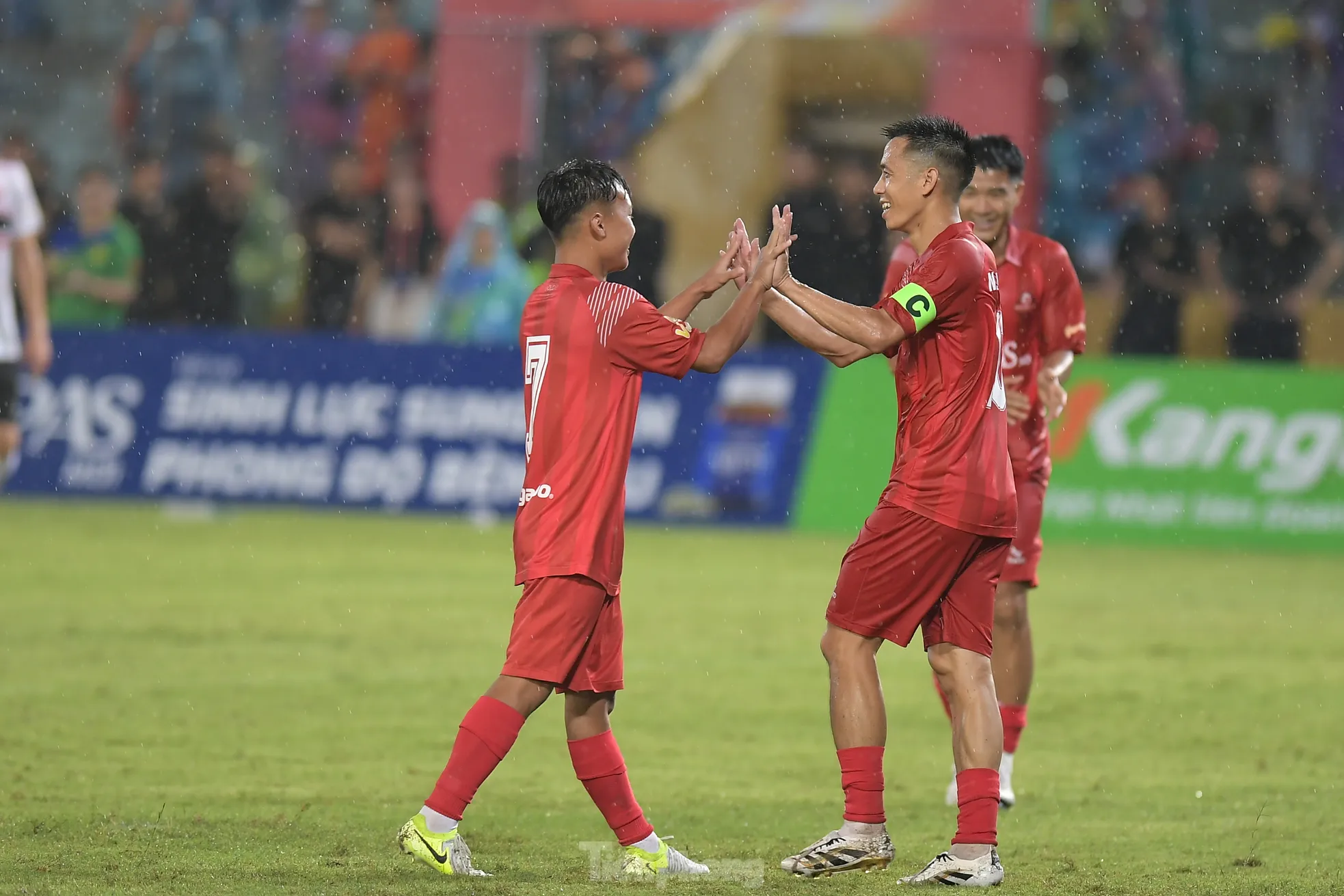 Văn Quyết lập cú đúp, giúp Việt Nam All Stars đánh bại các huyền thoại MU- Ảnh 6.