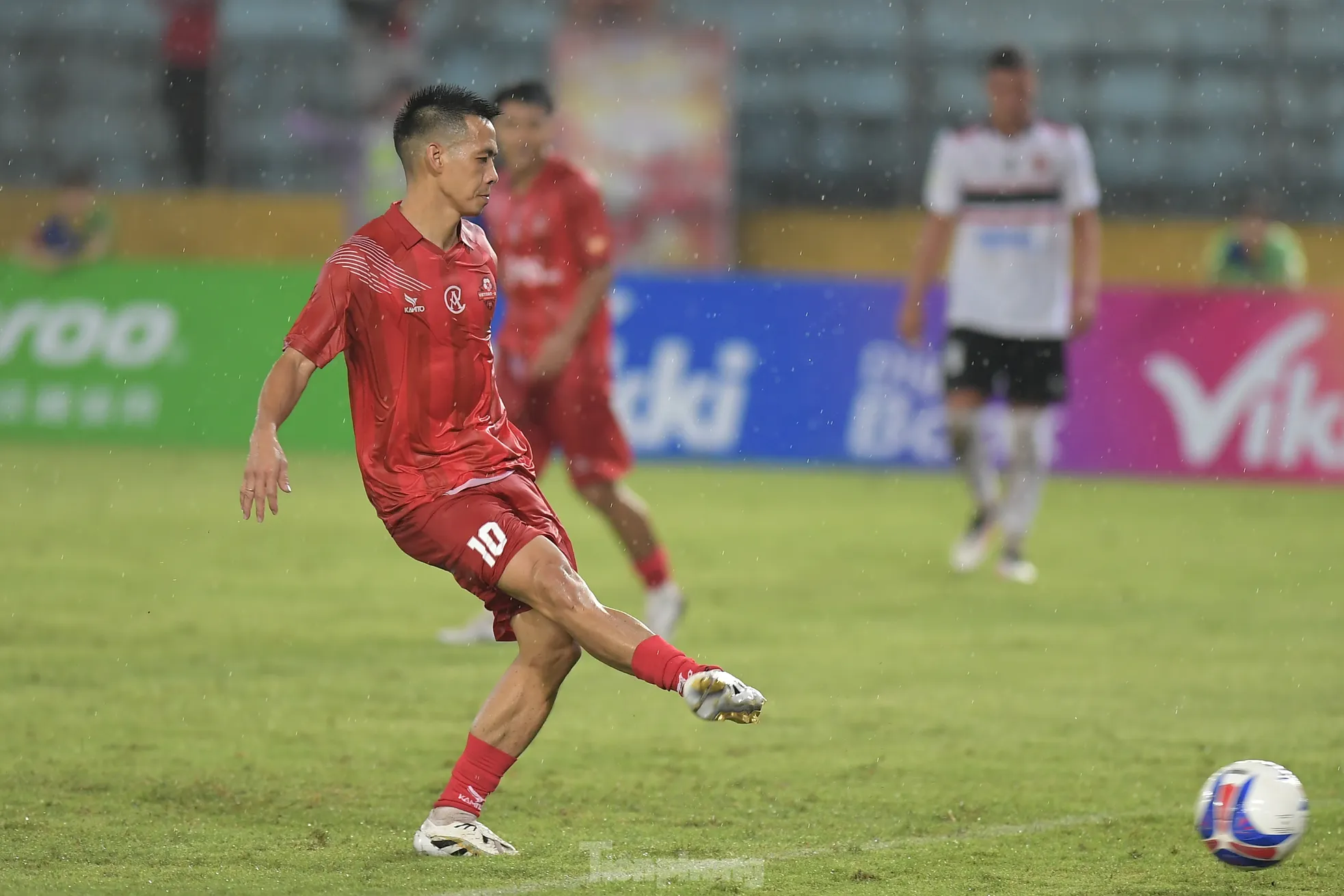 Văn Quyết lập cú đúp, giúp Việt Nam All Stars đánh bại các huyền thoại MU- Ảnh 10.